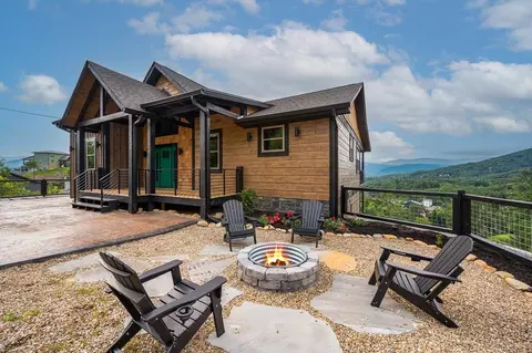 823 Wiley Oakley Dr, Gatlinburg, TN 37738