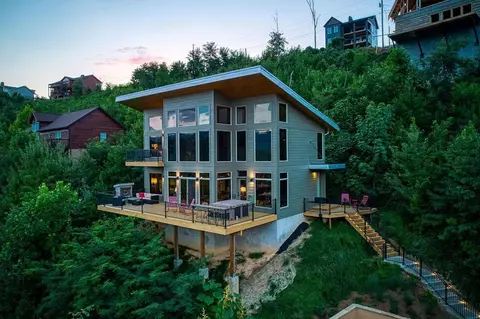 840 Sourwood Dr, Gatlinburg, TN 37738