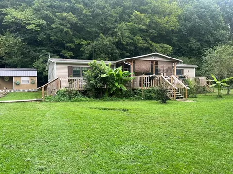 4748 Bogard Rd, Cosby, TN 37722