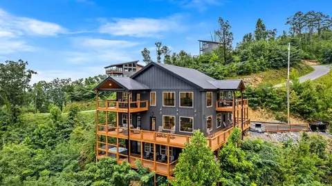 322 N Mountain Trl, Gatlinburg, TN 37738