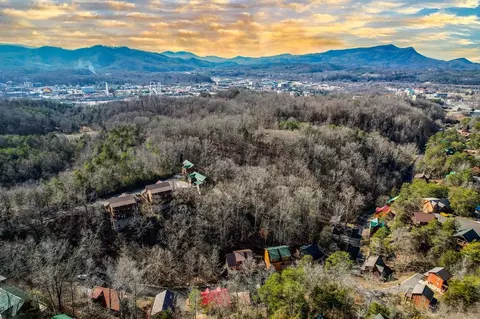 144 Alpine Village Way, Pigeon Forge, TN 37863