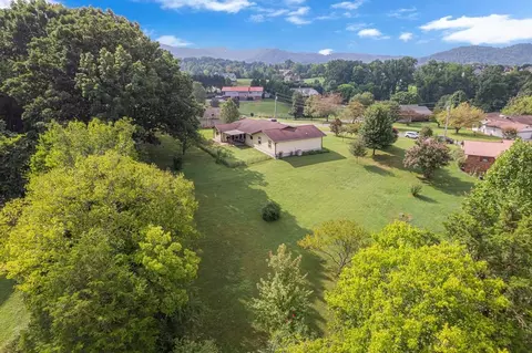 1413 Katie Ln, Sevierville, TN 37862