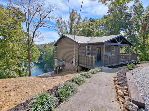 1900 Bouldercrest Dr, Dandridge, TN 37725
