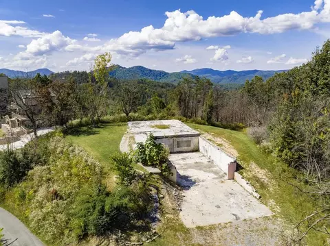 2704 Indigo Ln, Sevierville, TN 37862