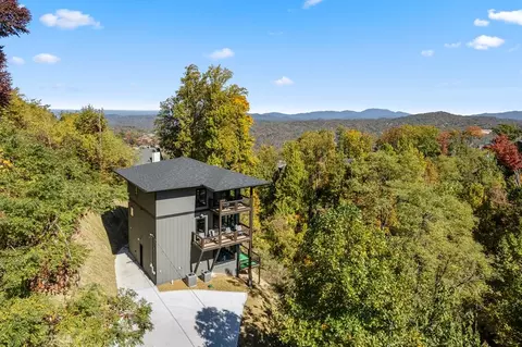 741 Chestnut Dr, Gatlinburg, TN 37738