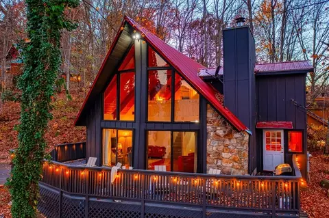 2135 Luzerne Dr, Gatlinburg, TN 37738