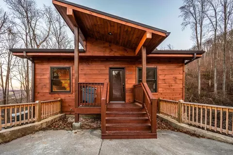 844 Chestnut Dr, Gatlinburg, TN 37738