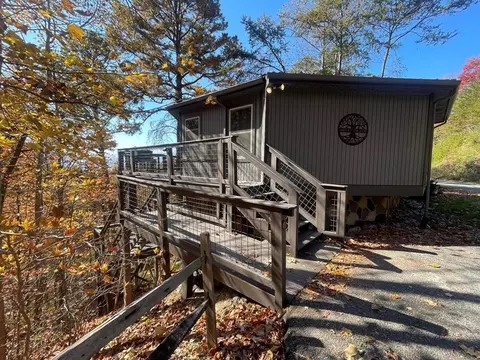 1068 E Foothills Dr, Gatlinburg, TN 37738
