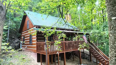 2612 Black Bear Ln, Sevierville, TN 37876