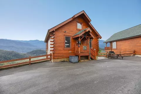 3138 Lakeview Lodge Dr, Sevierville, TN 37862