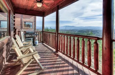 1071 Towering Oaks Dr, Sevierville, TN 37876
