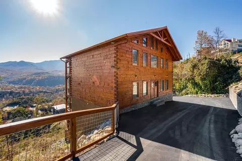 652 Kings Way, Gatlinburg, TN 37738