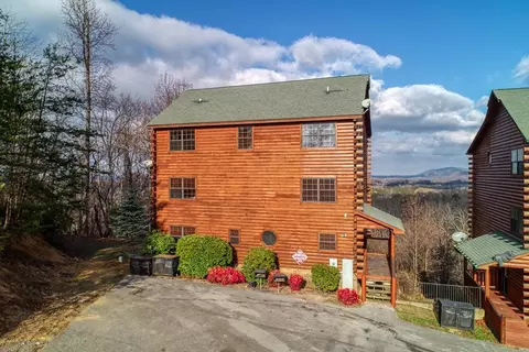 1629 Kissing Way, Sevierville, TN 37862