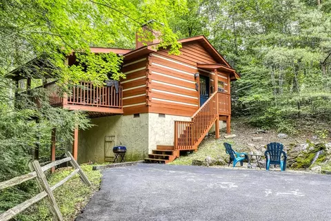 626 Country Oaks Dr, Pigeon Forge, TN 37863