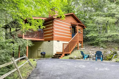 626 Country Oaks Dr, Pigeon Forge, TN 37863