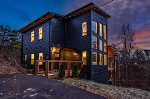 1827 Walker Trl, Sevierville, TN 37876