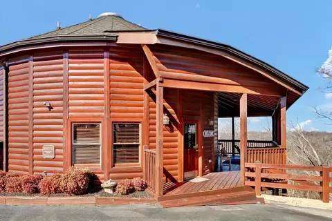 1084 Towering Oaks Dr, Sevierville, TN 37876