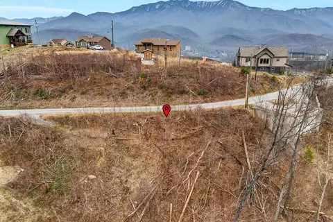 810 Leisure Ln, Gatlinburg, TN 37738