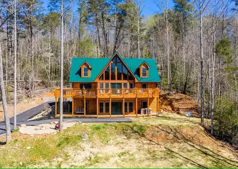 2204 Legend Dr, Sevierville, TN 37876