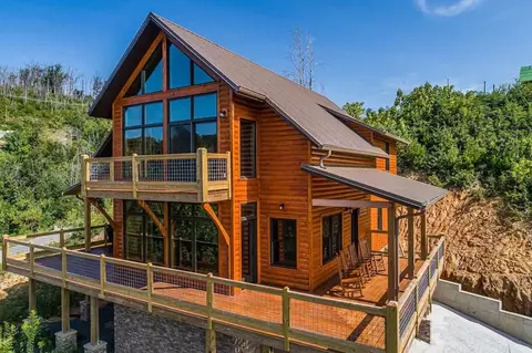 819 N Skyline Dr, Gatlinburg, TN 37738