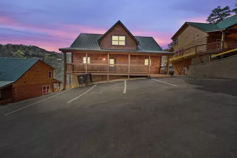 842 String Run Way, Pigeon Forge, TN 37863