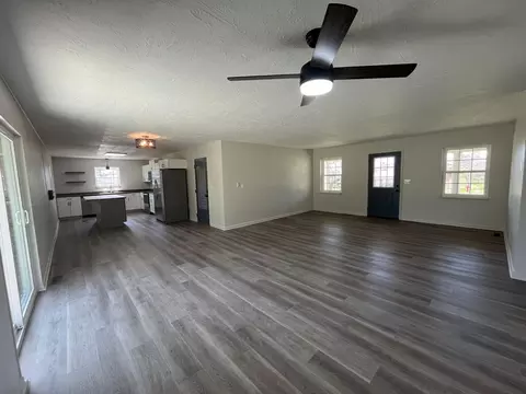 Living - 654 Dogwood Ln, Talbott, TN 37877 photo 2 of 4