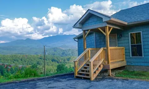 741 Colt Ln, Gatlinburg, TN 37738
