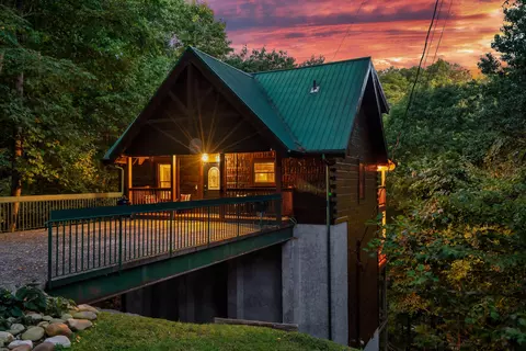 1341 N Baden Dr, Gatlinburg, TN 37738