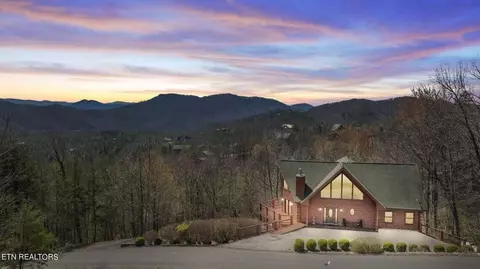2734 Cats Paw Ln, Sevierville, TN 37862