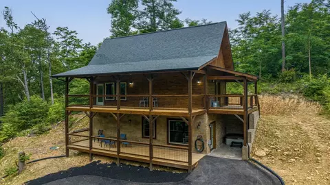 620 Deer Path Ln, Gatlinburg, TN 37738