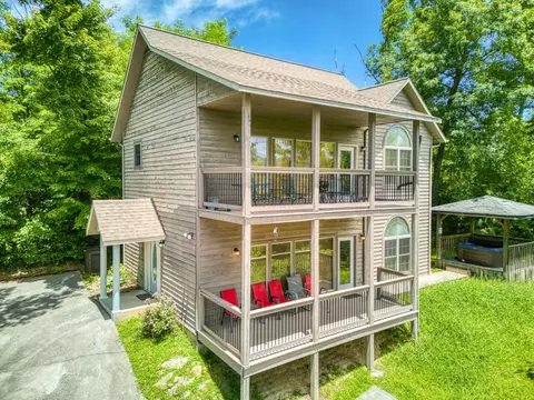 1024 Twin Oaks Rd, Gatlinburg, TN 37738