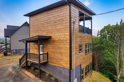 2057 Eagle Feather Dr, Sevierville, TN 37876