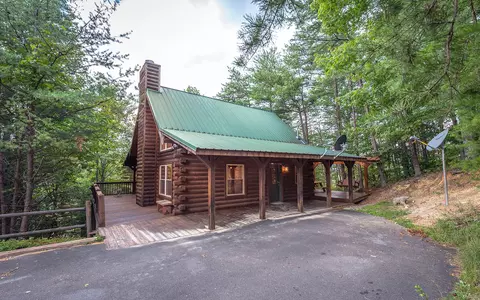 2527 Raccoon Hollow Way, Sevierville, TN 37862