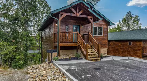 1646 Falls Way, Pigeon Forge, TN 37863