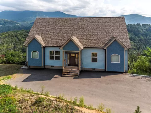 907 Village Loop Rd, Gatlinburg, TN 37738