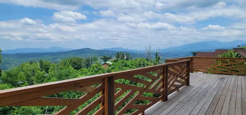 754 Wiley Oakley Dr, Gatlinburg, TN 37738