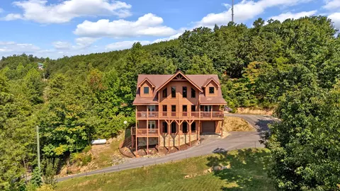 2627 Mountain Blvd, Sevierville, TN 37876