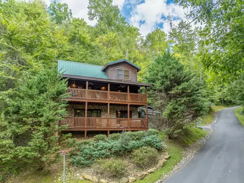 659 Black Bear Falls Way, Gatlinburg, TN 37738
