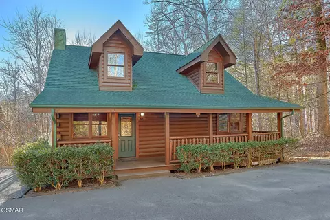 556 Country Oaks Dr, Pigeon Forge, TN 37863
