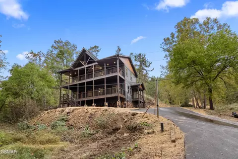 985 King Branch Rd, Sevierville, TN 37876