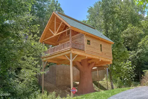 560 Country Oaks Dr, Pigeon Forge, TN 37863