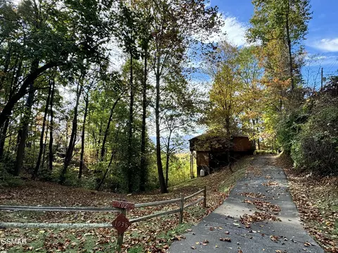 1036 E Foothills Dr, Gatlinburg, TN 37738