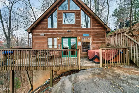 1027 Elm Cir, Sevierville, TN 37876