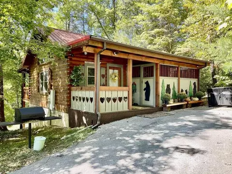 2830 Laughing Pine Ln, Sevierville, TN 37862