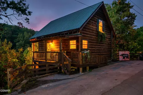 2137 Beach Front Dr, Sevierville, TN 37876