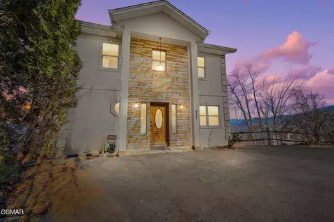 1960 Saint Moritz Dr, Gatlinburg, TN 37738