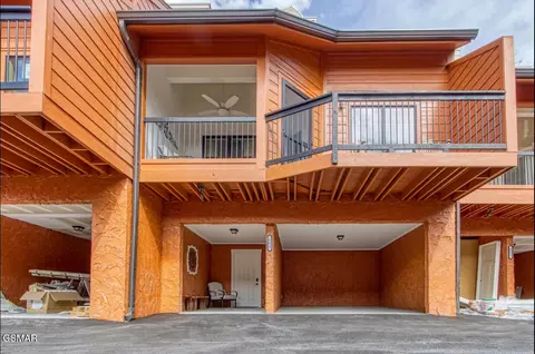 403 Baskins Creek Rd, Gatlinburg, TN 37738
