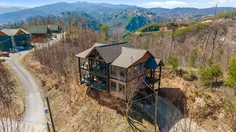 306 W Pinnacle Dr, Gatlinburg, TN 37738