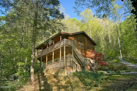 2246 Cove Creek Dr, Sevierville, TN 37862