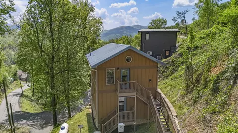 628 Woodland Dr, Gatlinburg, TN 37738